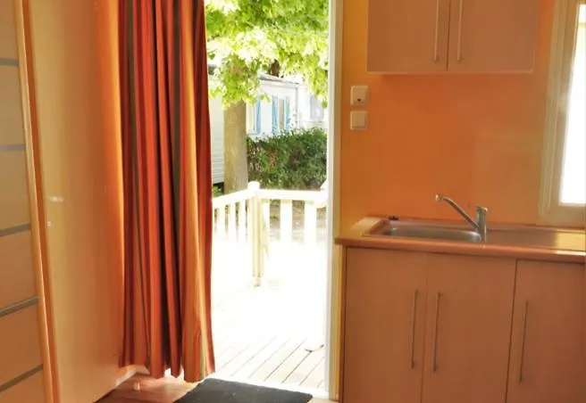 Campsite Camping Les Avignon - La Laune Villeneuve-les-Avignon