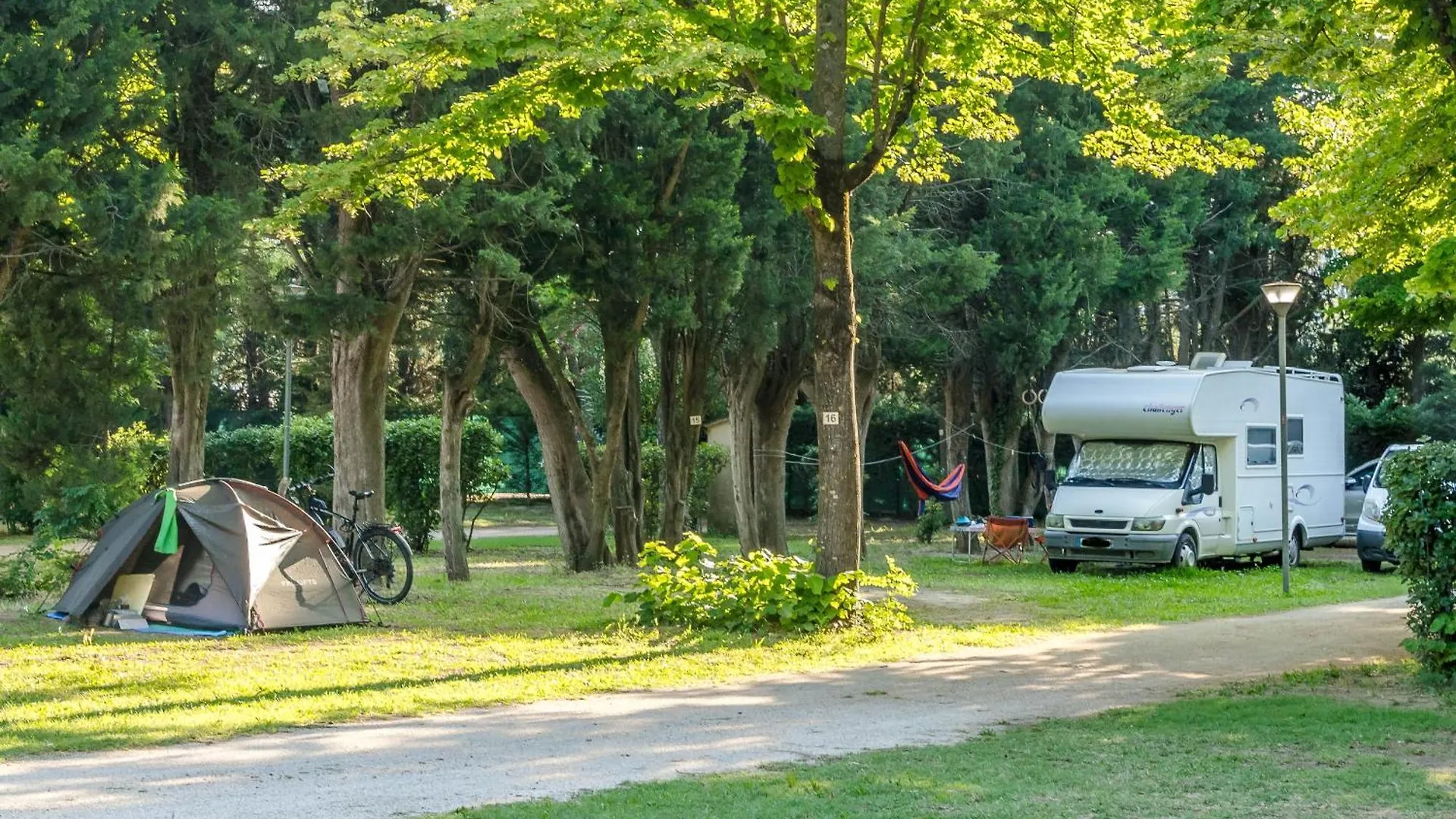 *** Campsite Camping Les Avignon - La Laune Villeneuve-les-Avignon France